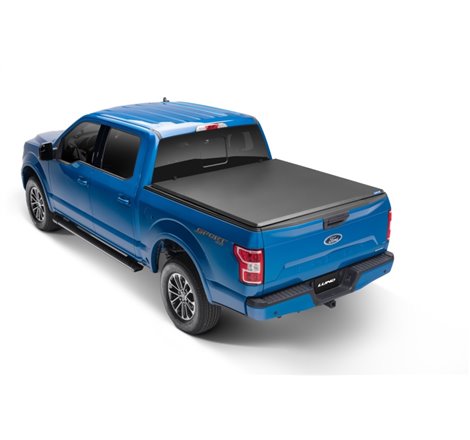 Lund 21-22 Ford F-150 (5.5ft. Bed) Hard Fold Tonneau Cover - Black